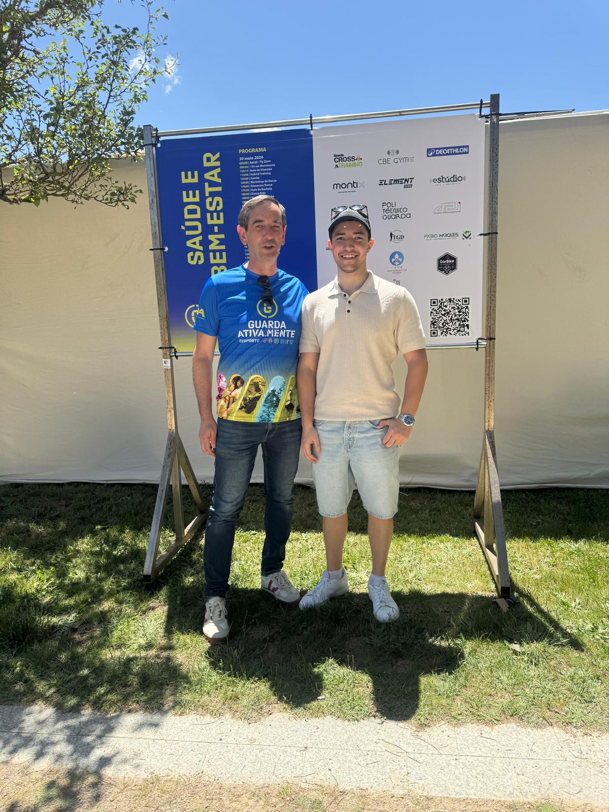 Participantes junto ao painel de parceiros