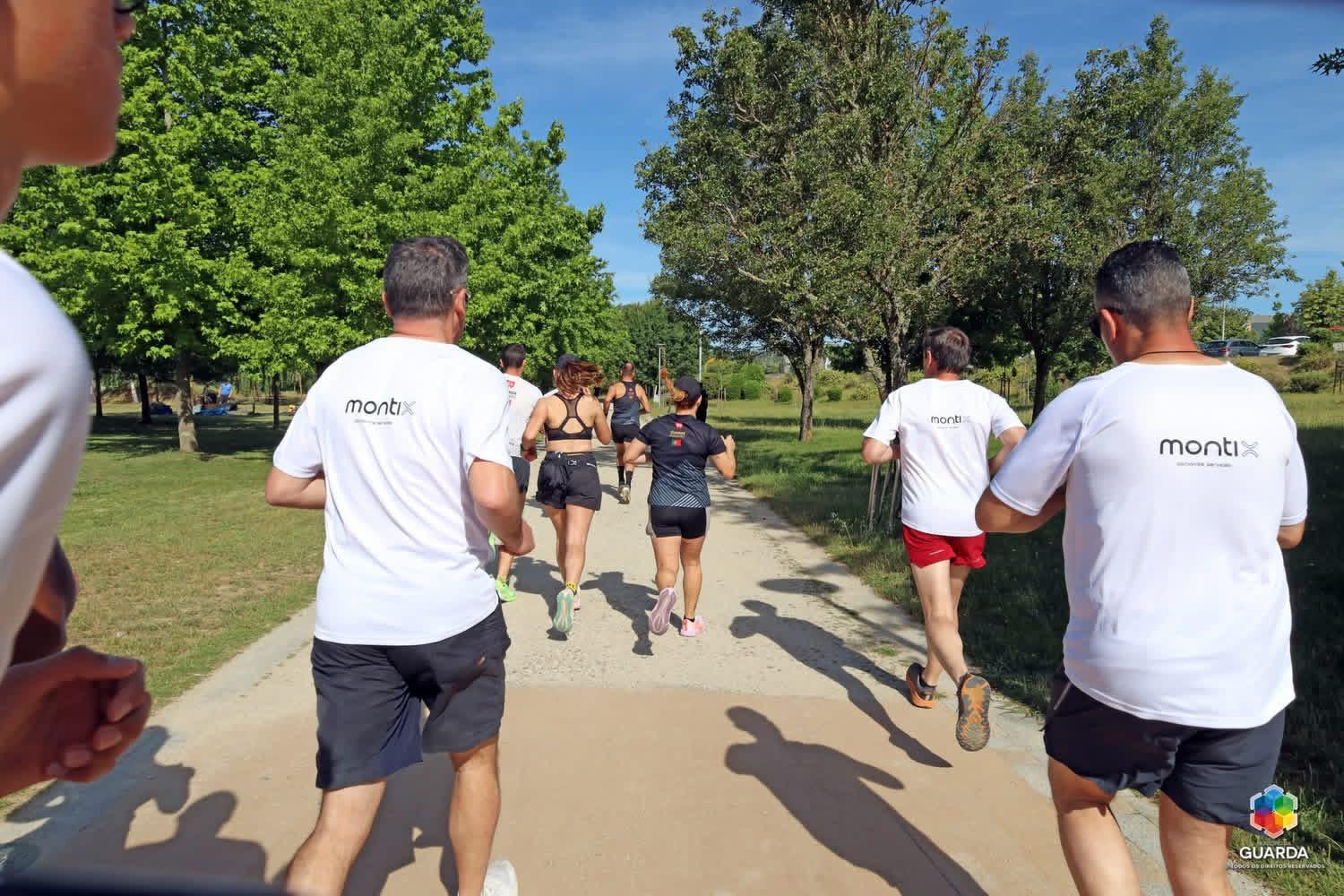 Equipa MONTIX a correr no parque urbano durante o evento