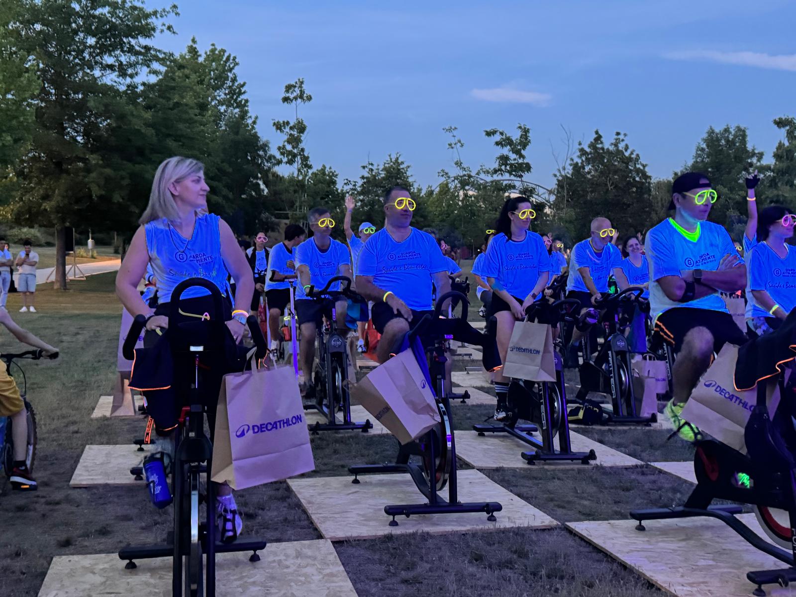 Aula de Neon Bike com participantes